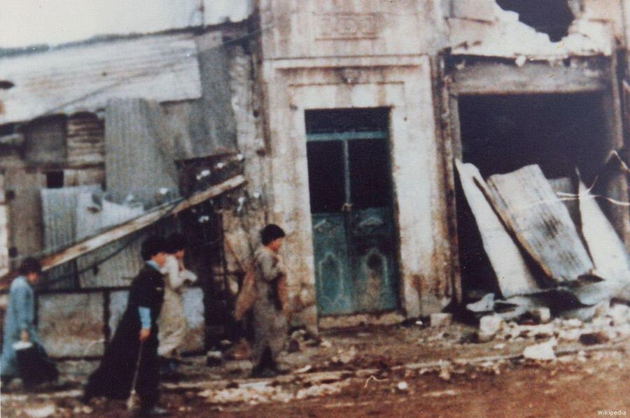 Suriye’nin kolektif hafızasında ciddi bir travma etkisi meydana getiren ve Baas rejiminin muhaliflerine karşı ne kadar gaddarlaşabileceğini ortaya koyan “Hama Katliamı”nda, gerçek rakamlar hiçbir zaman açıklanmasa da, en az 30 bin insanın yaşamını yitirdiği biliniyor.