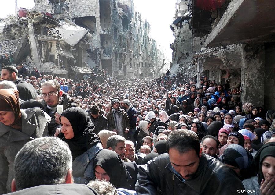 Suriye'nin Dera şehrinde Mart 2011'de başlayan barışçıl protestolar sonraki süreçte Beşşar Esed rejiminin kanlı müdahalesiyle yerini yıllardır süren iç savaşa bıraktı. İç savaşta, büyük çoğunluğu rejim ve rejime destek veren güçler tarafından düzenlenen saldırılarda olmak üzere yüzbinlerce sivil katledilirken, milyonlarca Suriyeli yerinden edilerek sığınmacı durumuna düştü.