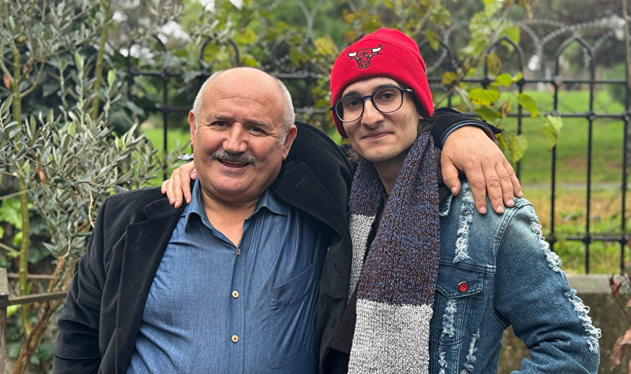 Türksever'in gitar sahibi olma hayalini cami imamı Emin Kır gerçekleştirdi.