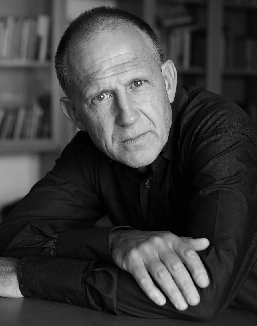  Tim Parks’ı büyük ve başarılı bir yazar yapan da muhakkak bu fark edemeyişi fark etmeye çalışan karakterlerle dolu romanlar yazmasıdır.