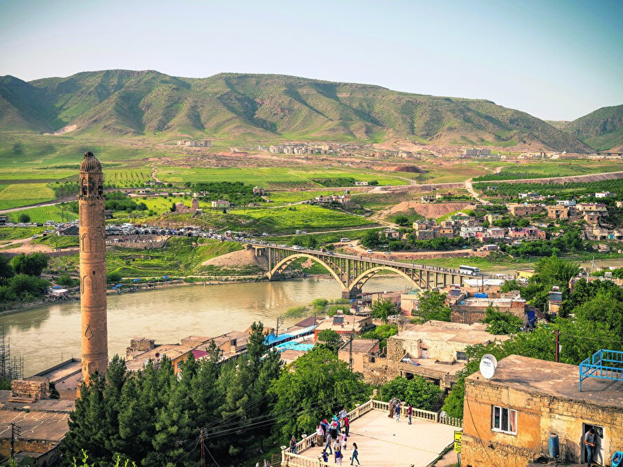 İki yakasını Dicle'nin ayırdığı tarihî Hasankeyf şehri, Ilısu Barajının su tutması sonucunda 2020 senesinde sular altında kalmıştır.