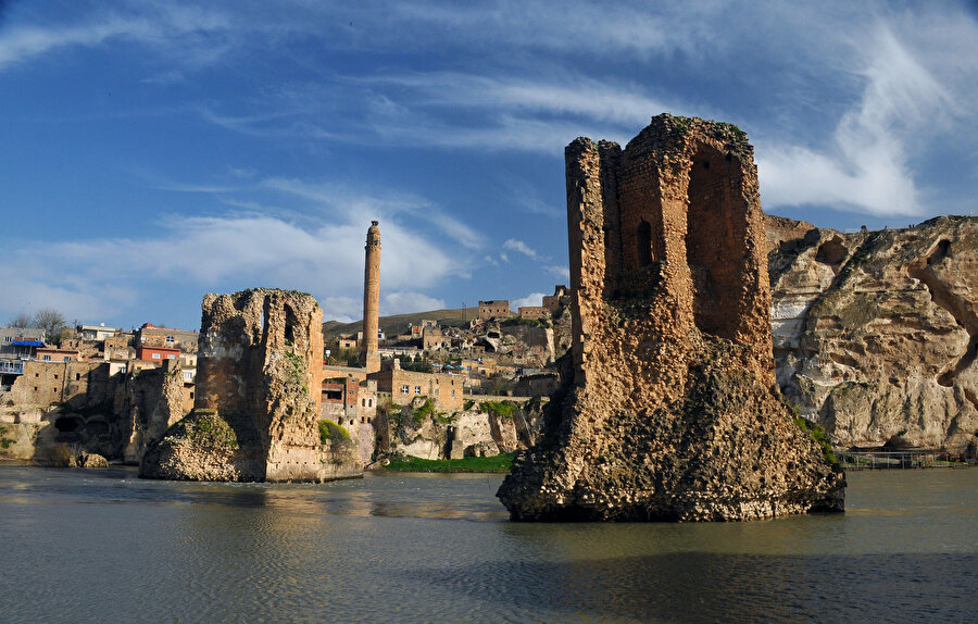 Tarihî Hasankeyf Köprüsü’nün kalıntıları.