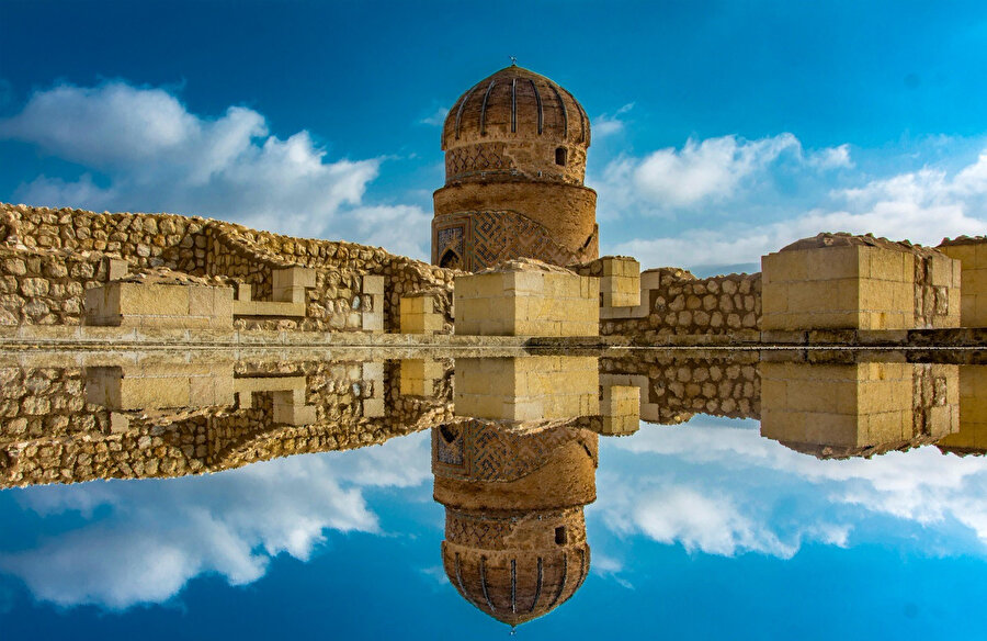 1462-1482 yılları arasında Hasankeyf'e hâkim olan Akkoyunlu hükümdarı Uzun Hasan'ın, Otlukbeli Savaşı'nda (1473) yaralanıp burada ölen oğlu Zeynel Bey için yaptırılan Zeynel Bey Türbesi.