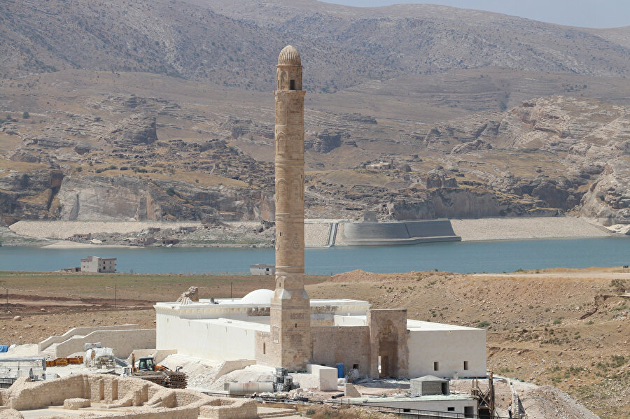 Hasankeyf’in imarına büyük katkı sunan Eyyûbî Meliki Süleyman Bey tarafından 1400'lü yılların başında yaptırılmış er-Rızık Camii. Caminin minaresi günümüzde hâlâ ayaktadır.