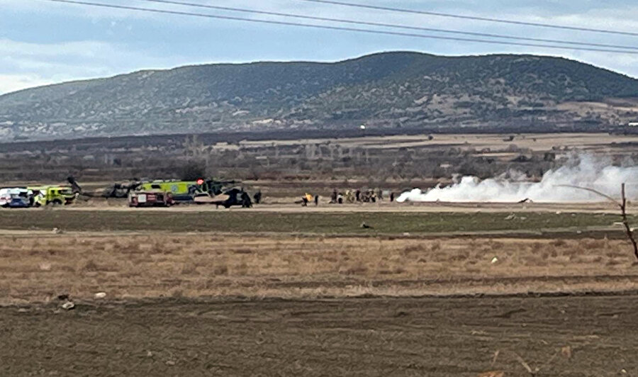 Isparta'da askeri helikopter, Keçiborlu'da bir akaryakıt istasyonunun yanına düştü; 6 asker şehit oldu.