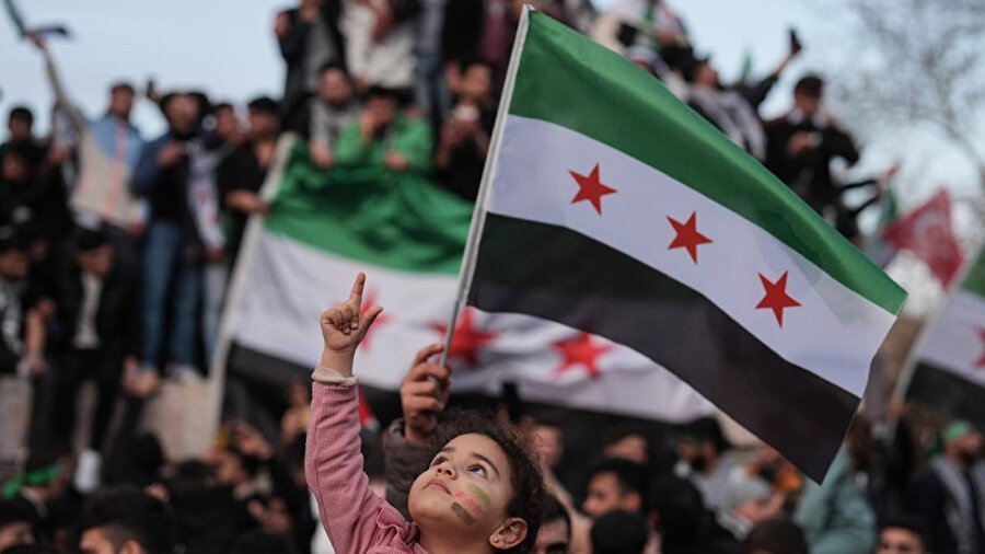 Suriye'nin bayrağı değişti.