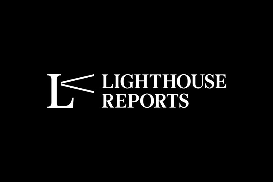 2019’da Hollanda’da kurulan ve kâr amacı gütmeyen haber merkezi Lighthouse Reports, mahkeme kayıtları, e-postalar ve diğer belgelerden oluşan çok sayıda arşivi ele geçirince vahşi bir uygulama zinciri ifşa olur.