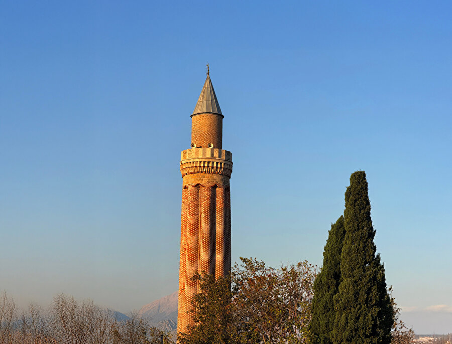 Antalya Yivli Minareli Cami’ye adını veren “Yivli Minare”.