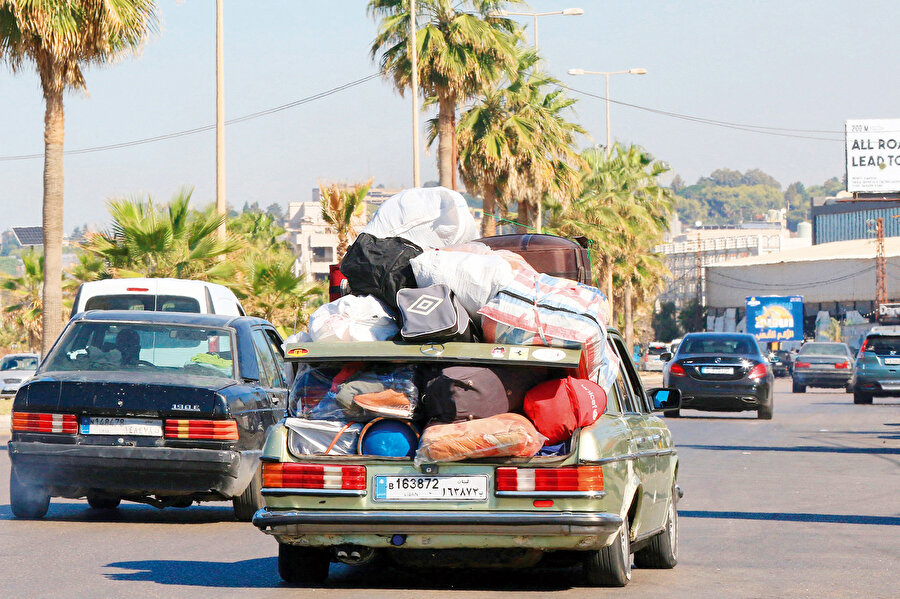 İran’ın terk ettiği Hizbullah’ın arkasındaki halk desteği hızla eriyorken, israil Beyrut’un Chiyah, Dahiyeh, Burj Al Barajneh, Bekaa, Tyre, Nebatiyeh ve Mashgarah mahalleleri başta olmak üzere birçok yeri hedef gözetmeksizin bombalıyor. Sabra ve Şatilla kentlerinden kitleler halinde göç dalgası başladı. Yerinden edilen halkın gıda ve içilebilir suya erişimi neredeyse imkânsız hale gelmiş durumda.