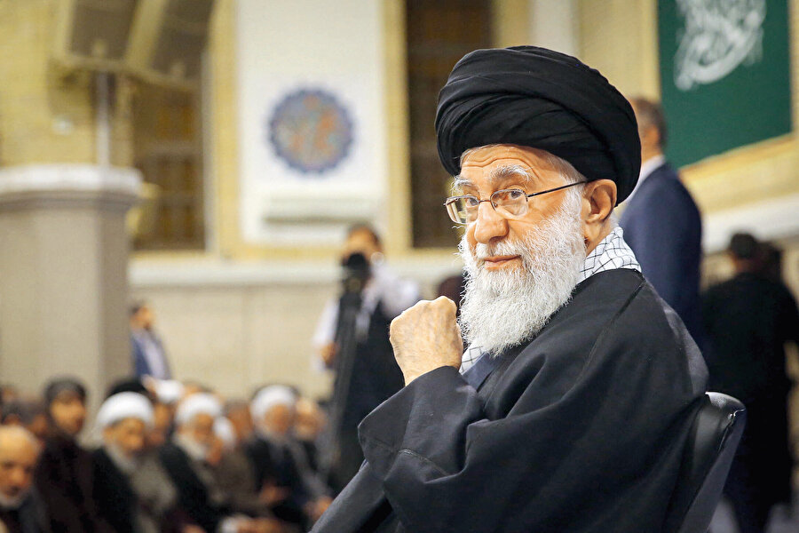 Hamaney konuşmasında “Düşman başarılı olursa başka ülkelere de saldıracak, biz Müslümanlar yıllarca bu gerçeği göremedik ama neticelerini yaşıyoruz. Bugün artık uyanık olmamız gerekiyor. Afganistan’dan Yemen’e, Gazze’den Lübnan’a kadar İslam ülkeleri sağlam bir şekilde hazırlıklı olmalı” itirafıyla günah çıkardı adeta.