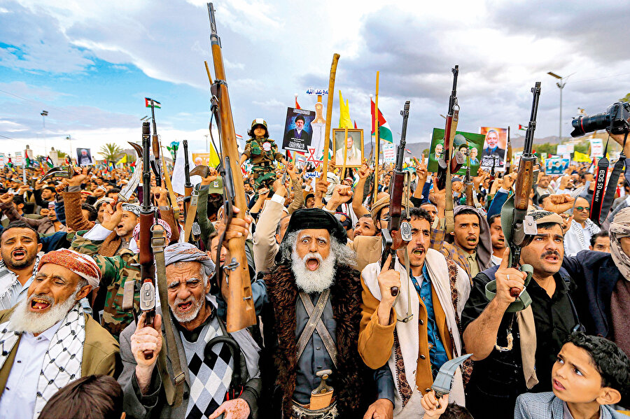 2006’da hizbullah-israil savaşı sırasında 150 milyon dolar rüşvet karşılığında kaleme aldığı fetva ile Irak halkını ABD’ye karşı direnmekten alıkoyan Sistani’ye yönelik övgü, İran’ın Irak, Suriye, Lübnan ve Yemen’deki vekil güçlerine yapılacak büyük saldırının habercisi olabilir.