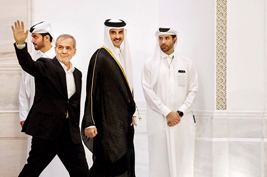 İran Cumhurbaşkanı Mesud Pezeşkiyan ve Katar Emiri Şeyh Temim.