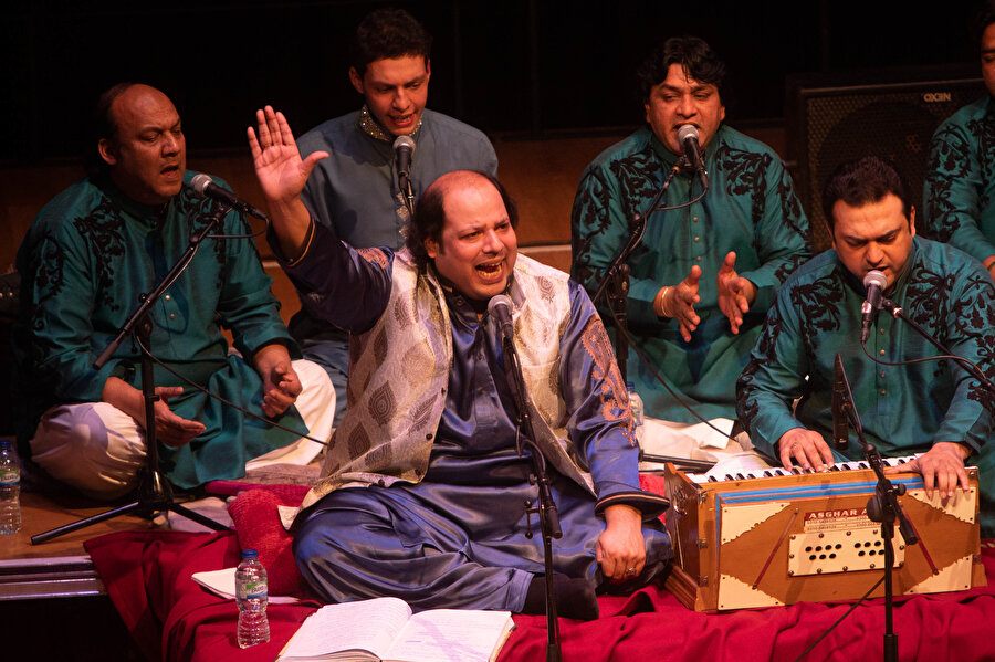 Şehre bir yabancı gelir ve her şey değişir. Peter Gabriel, şehre gelen yabancıdır. Böylece Batılı, Qawwali’yi keşfeder ve dünya artık bu kalp eritici müziğin etkisine açılır.