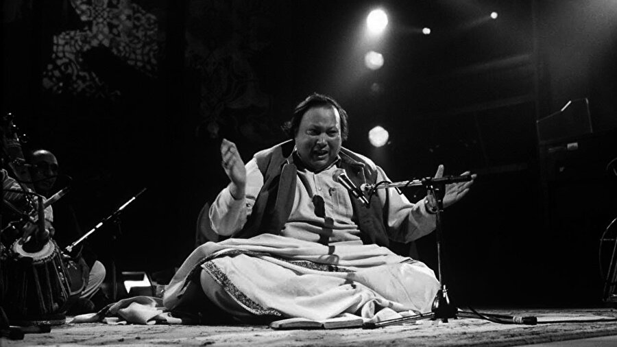 Qawwali’nin 13. yüzyılda ortaya çıktığı düşünülse de manevi temellerinin 10. yüzyılda Çeştiyye Tarikatı ile atıldığı kabul edilir.