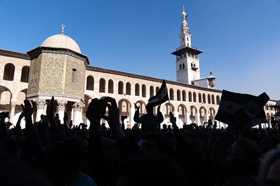 Esed rejimi devrildikten sonra Emevî Camii'nde ilk cuma namazı kılındı