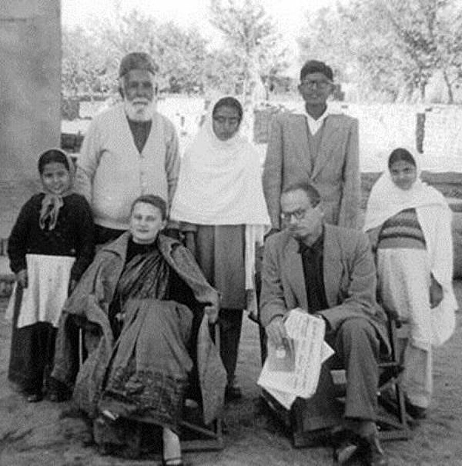 Esed bir süre Pakistan'da yaşadı ve ülkeyi Birleşmiş Milletler'de temsil etti.