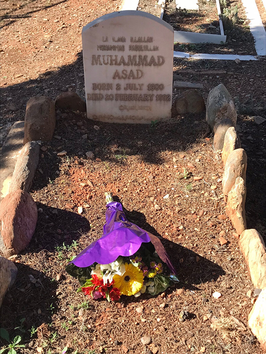Esed'in kabri, Granada'daki Müslüman mezarlığında bulunuyor.