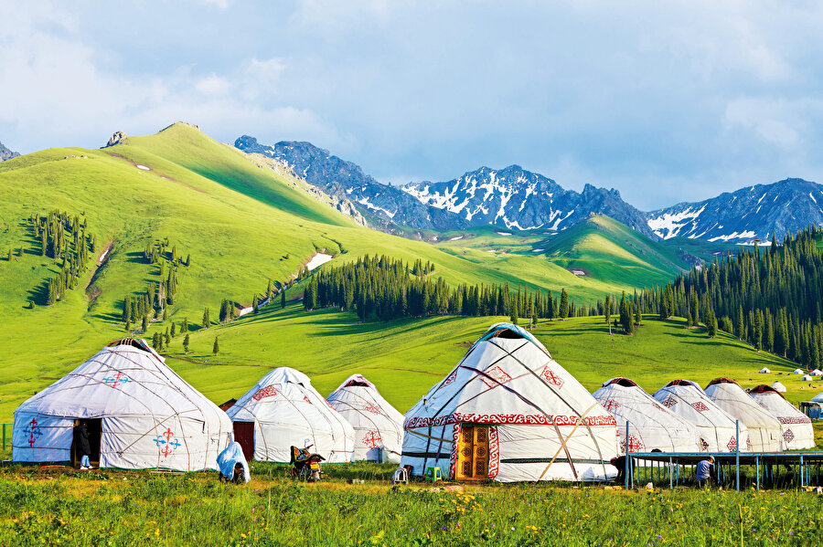 Jeopolitik okumalar bağlamında körüz, bunu kabul edelim. SSCB yıkılana dek Türkistan Türkleri bu ülkede doğru düzgün biliniyor muydu? Okullarda çocuklarımıza okutuluyor muydu? Hadi en azından şimdi okullarda Orta Asya ucubesini değil Türkistan tabirini kullanacağız? Peki, Ortadoğu ucubesi için “Müslüman Doğu” tabirini ne zaman ihya edeceğiz?