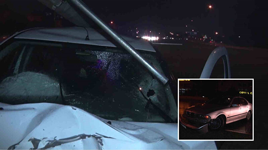 Antalya’da yolda kayarak çarpışan iki araçtan biri kontrolden çıkarak direğe çarptı, iki kişi yaralandı.