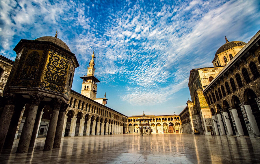 Salahaddîn Eyyûbî'nin naaşı, Şam'daki abidevî Emevî Camii'nin yanı başındaki mütevazı bir türbede medfundur.