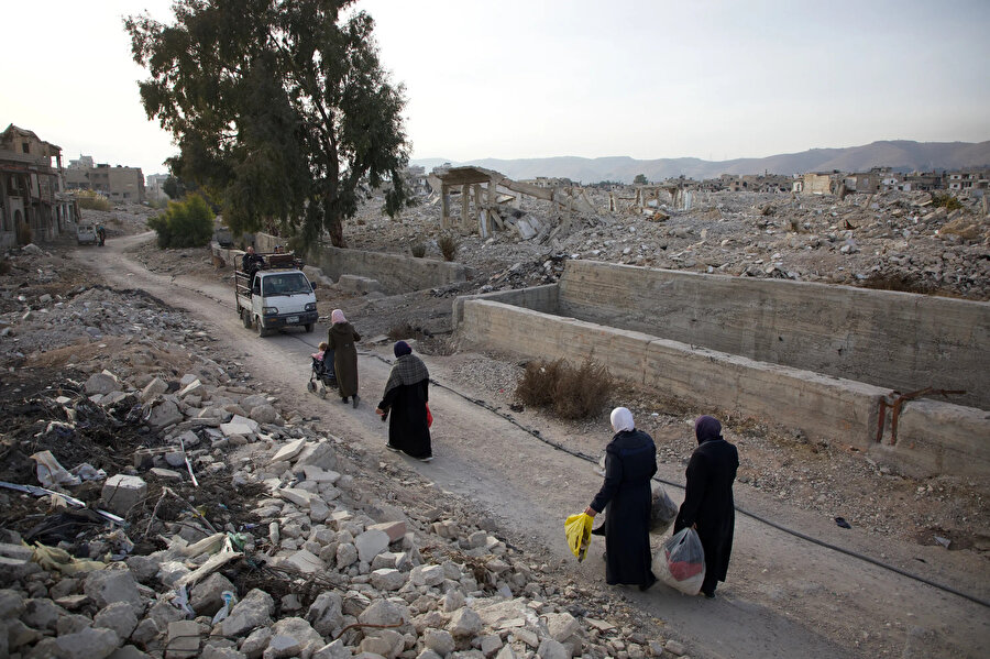 Suriye'de Esed rejimi, intikam almak için mültecilerin evlerini yerle bir etmiş.