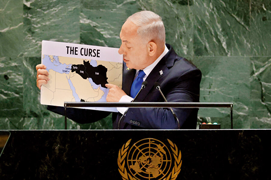 israilin lânet ettiği ülkelere gelirsek haritada üzeri siyah renkle boyanmış İran, Suriye, Irak ve Lübnan. Türkiye burada es geçilmiş. Aslında kulislerde konuşulan “En büyük ve en kuvvetli düşman Türkiye” düşüncesine haritada yer verilmemiş. Belki de bunun nedeni, “Düşmanımın düşmanı benim dostumdur” anlayışından kaynaklanıyordur. Çünkü İran ve Türkiye birçok alanda dostluk anlayışından uzak bir tutum sergilemiş, İran’ın terör örgütü PKK’yı destekleyici bazı anlayış içerisinde olduğu, bunu da açıkça sergilemekten çekinmediği istihbarat raporlarına yansımıştı.