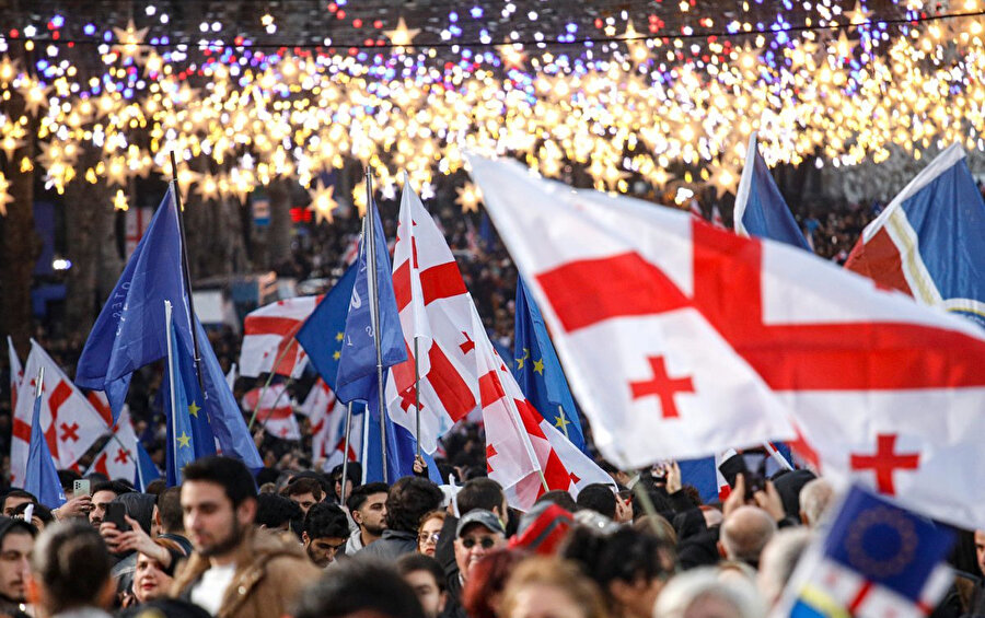 Gürcistan'ın Avrupa Birliği'ne katılmasına ilişkin müzakerelerin askıya alınması, 22 gündür protesto ediliyor.