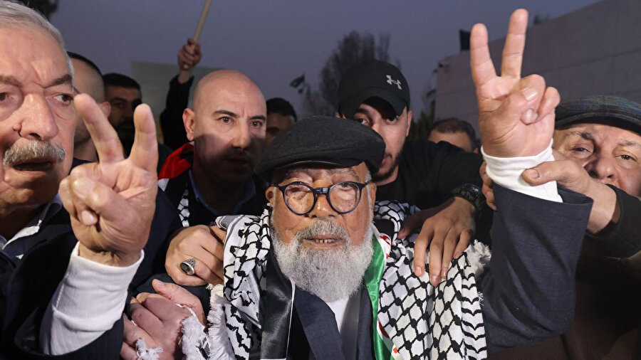 Fetih hareketinin üst düzey üyelerinden Şubeki, 2002 yılında İkinci İntifada'nın zirve yaptığı dönemde Filistin güvenlik güçleri tarafından tutuklanmıştı.