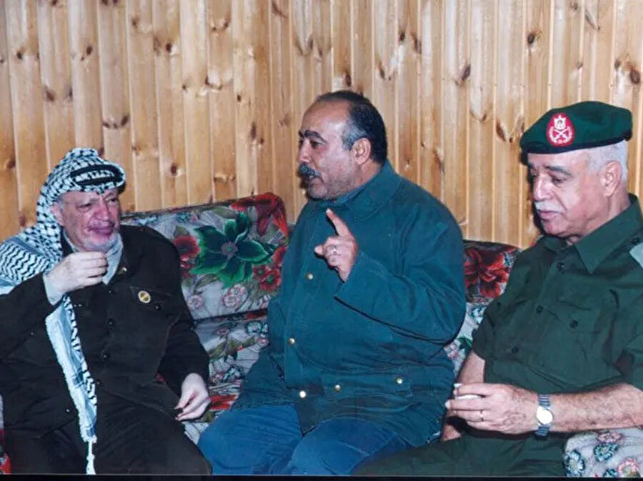 Şubeki, Filistin Devlet Başkanı Yaser Arafat ve Ulusal Güvenlik Komutanı Tümgeneral el-Mecaida ile bir arada.