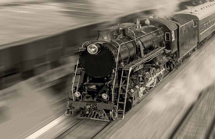  “Bekleme”yi yaşamın dışına itmiş modern kültürde istasyonlar da hareketli birer vitrini andırırlar.  