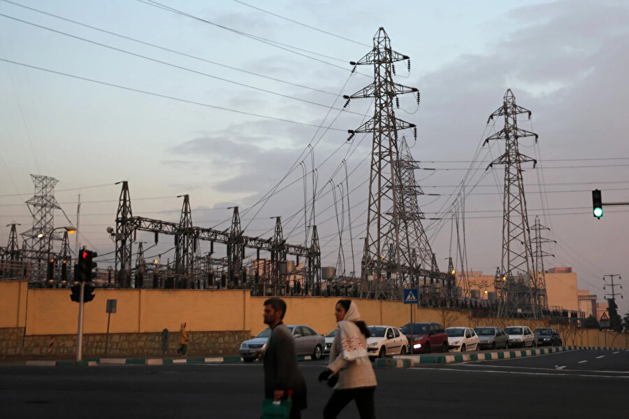 İran'daki devlet daireleri kapalı veya azaltılmış saatlerde çalışıyor. Okullar ve kolejler yalnızca çevrimiçi eğitime geçti. Otoyollar ve alışveriş merkezleri karanlığa gömüldü ve endüstriyel tesislere elektrik verilmedi, bu da üretimin neredeyse durmasına neden oldu.