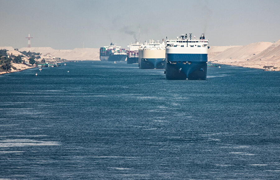 Mısır Cumhurbaşkanı Abdulfettah es-Sisi, Kızıldeniz'den geçen ulaşımın aksaması nedeniyle ülkesinin yaklaşık 7 milyar dolar gelir kaybettiğini söyledi.