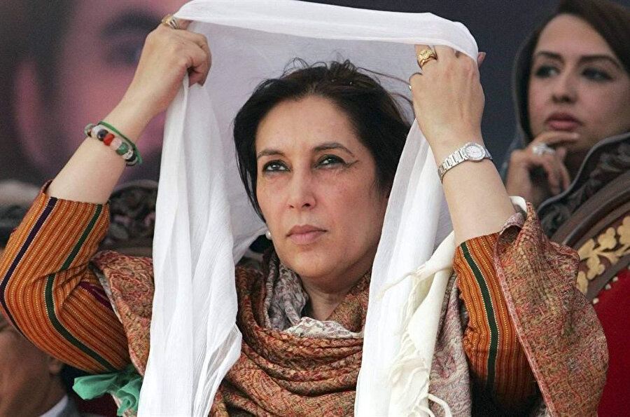 2007 yılında yapılacak olan seçimler için Butto yeniden Pakistan’a dönüş kararı aldı.