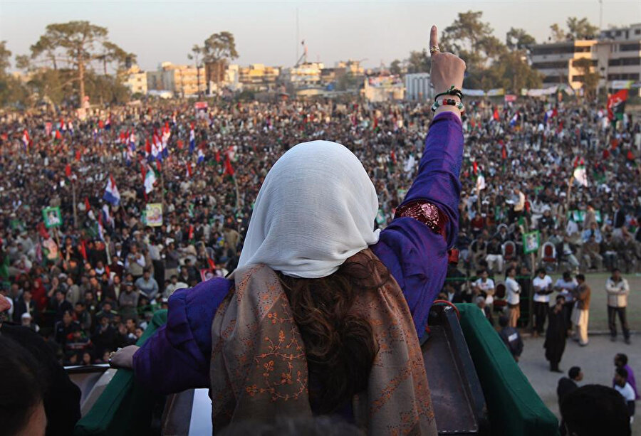Benazir Butto, öldürülmeden dakikalar önce düzenlediği Ravalpindi mitinginde binlerce Pakistanlıya hitap etmişti.