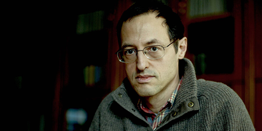 “Sizin nimet dediğiniz şeyler, sadece birer beladır”, cümlesinin öğeleri üzerinden derdimizi anlatabiliriz aslında. O pırıltılı boncukları anlamadığımız için reddediyor değiliz, bilakis anladığımız için reddediyoruz. Siz de bunu anlayıverin artık.