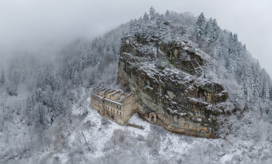 2’nci Vazelon Manastırı adlı eseriyle A. Fatih Akçay.