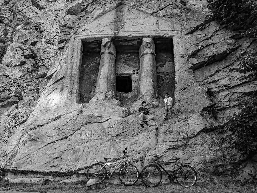 2’nci Kaya Mezarlarında Sohbet adlı eseriyle Sezai Özaltın.