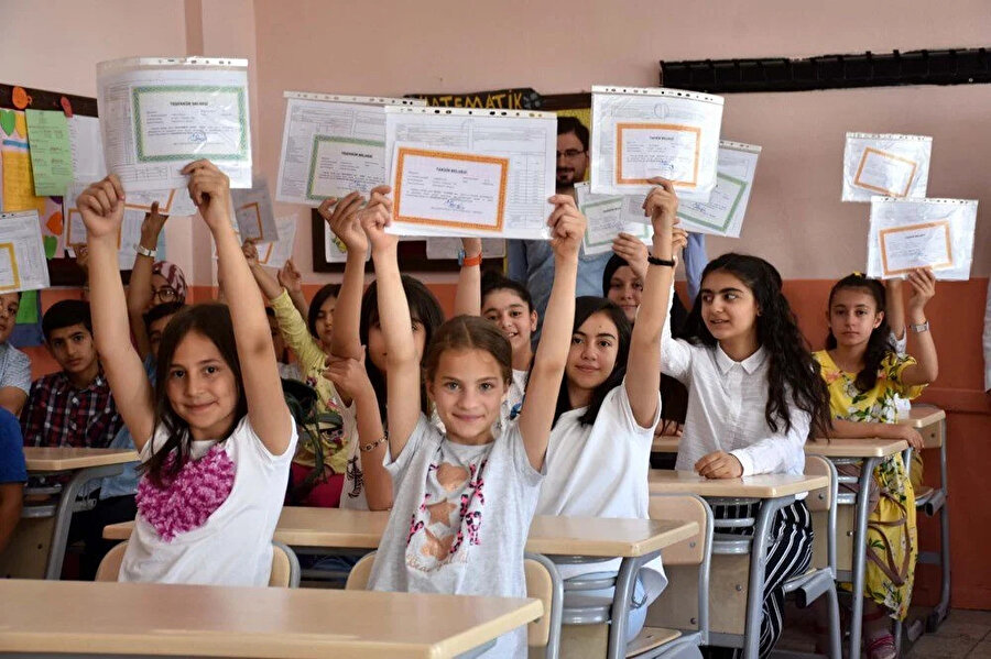 İlkokullarda karne dönemi sona eriyor