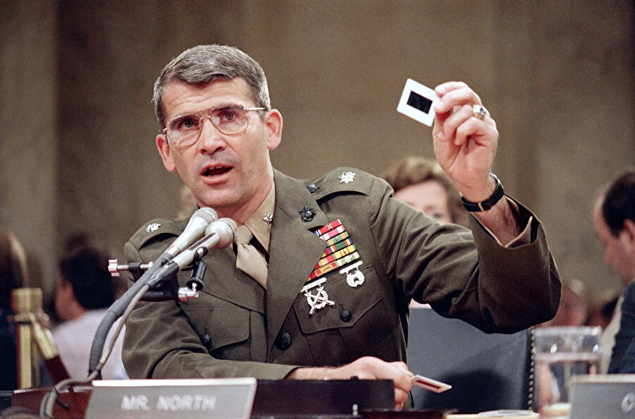 Operasyonun kilit isimlerinden Albay Oliver North, Iran-Contra duruşmalarında ifade veriyor. Washington, 1987.