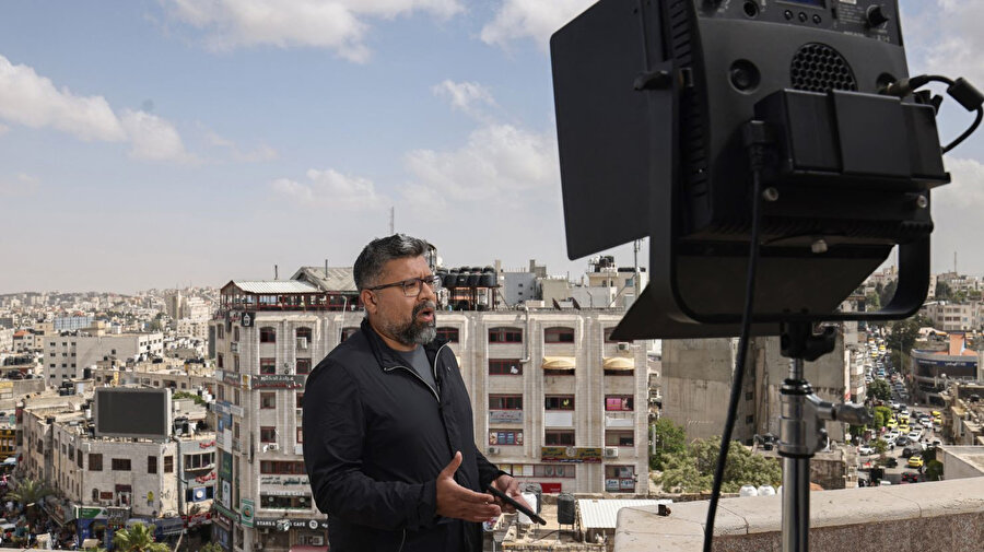 Batı Şeria'nın Ramallah kentinden canlı yayın yapan Al Jazeera muhabiri. 