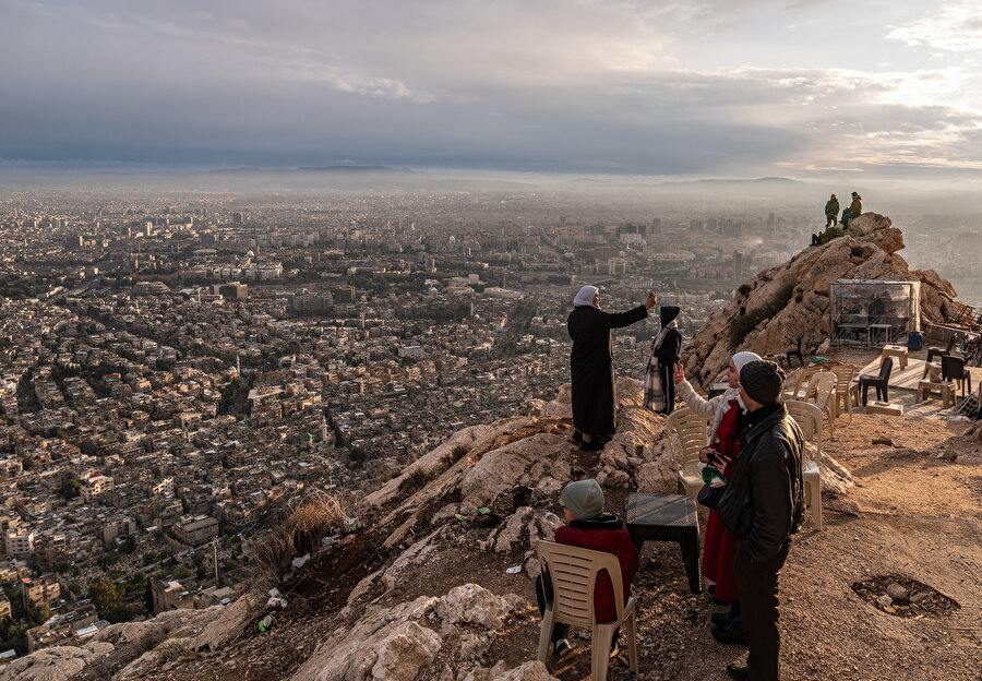 Esed rejiminin 14 sene önce girişini yasakladığı Kasyun Dağı’nda ziyaretçi akını yaşanıyor