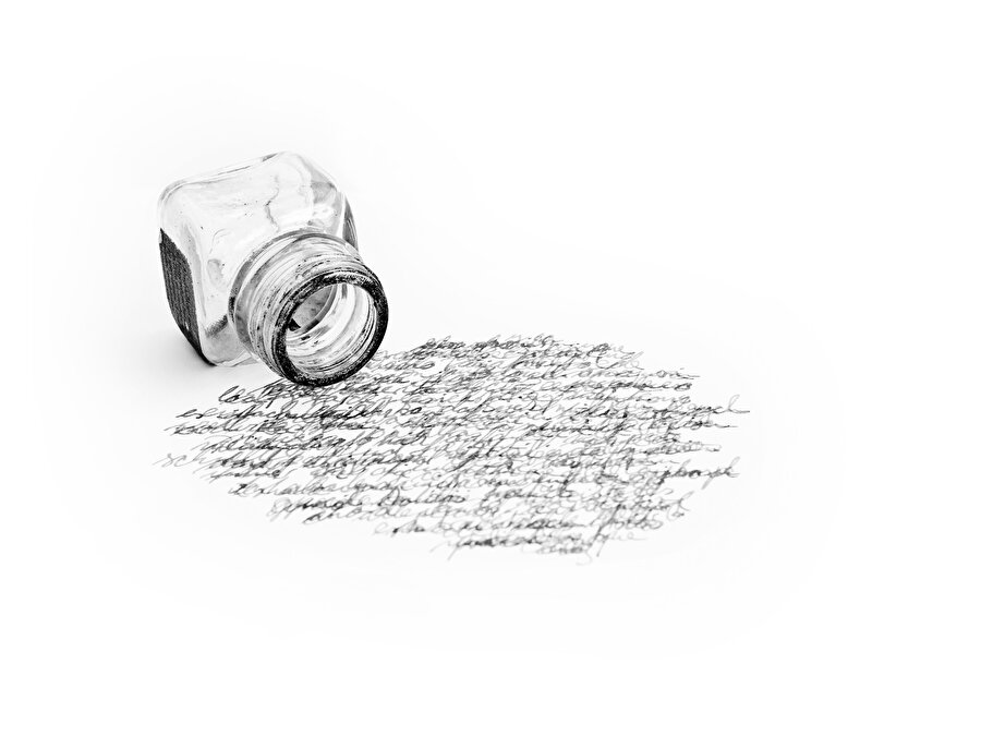 Yeniden yüreğin bir köşesine iliştireceğimiz, yakalarımıza bir rozet edasıyla takıp dolaşacağımız ve rıhtımda içimizden geldiği gibi coşkuyla okuyacağımız şiirler yeniden döner mi geri?