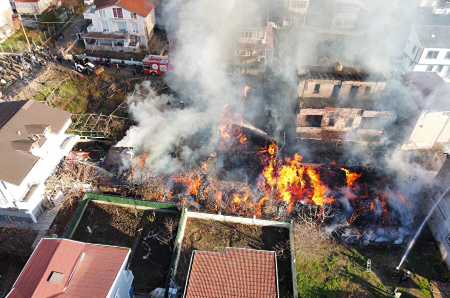 Tekirdağ'da pazar tezgahlarında başlayan yangın evlere sıçradı