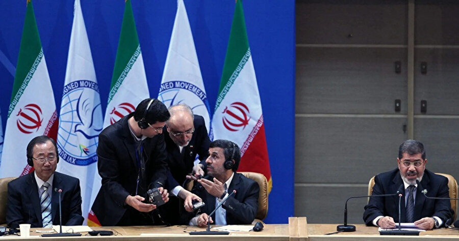 İran Cumhurbaşkanı Mahmud Ahmedinejad (ortada), Dışişleri Bakanı Ali Ekber Salihî (soldan 3. kişi) ve bir yetkiliyle görüşürken, Mısır Cumhurbaşkanı Muhammed Mursî (sağda) ve BM Genel Sekreteri Ban Ki-moon (solda), Bağlantısızlar Hareketi Zirvesi’nin açılış töreninde. 