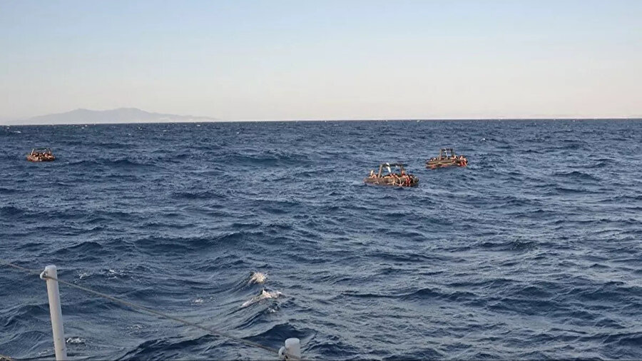 Ege'de düzensiz göçmenleri Yunanistan'a taşıyan teknenin battı
