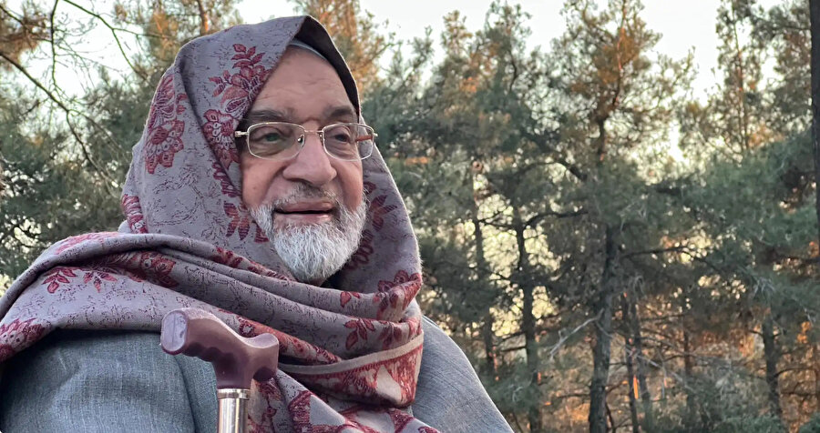 Şeyh Sâriye, devrik Esed rejimine karşı başlayan barışçıl harekette önemli roller oynamış ve özellikle insani alanlardaki çalışmalarıyla devrime büyük katkılarda bulunmuştu. 