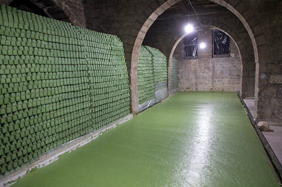 Sabun soğudukça büyük levhalar halinde katılaştırılıyor.