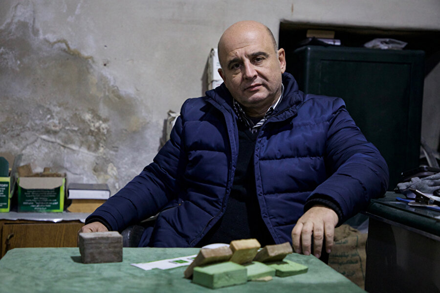 Ailesi sabun fabrikasını 700 yıldır işleten Hişam el-Cübeylî, her bir işçinin babasının ve büyükbabasının yaptığı aynı sabun yapım zanaatıyla sabun ürettiklerini söylüyor.