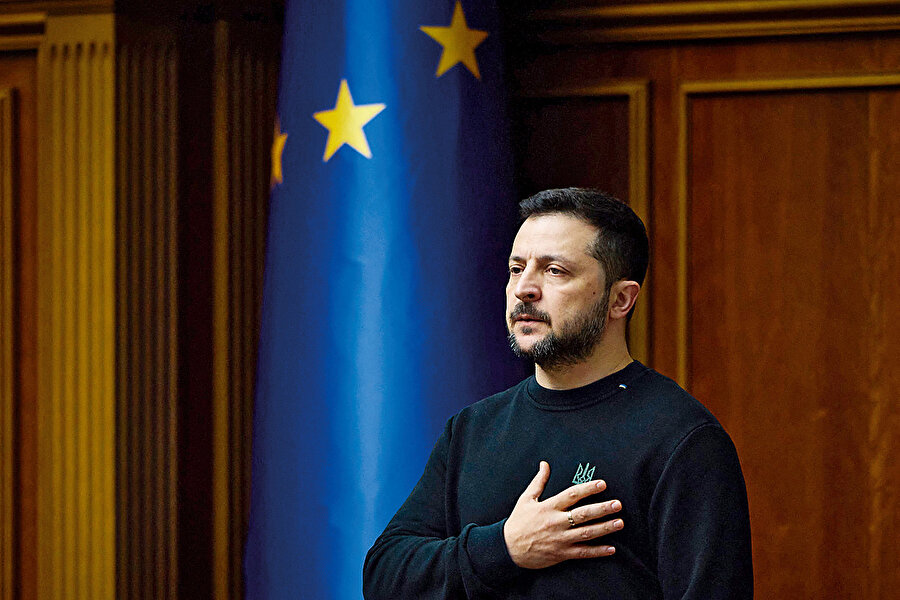 Zelenski, Scholz’un Putin ile yaptığı telefon görüşmesinin, Rus liderin uluslararası alandaki izolasyonunu zayıflatabileceği konusunda uyarıda bulundu. Ancak Almanya, hem iç ekonomik baskılar hem de Trump’ın seçilmesiyle değişen küresel dinamikler nedeniyle Rusya ile yeniden irtibat kurma politikasını sürpriz olmayan bir şekilde artırıyor.