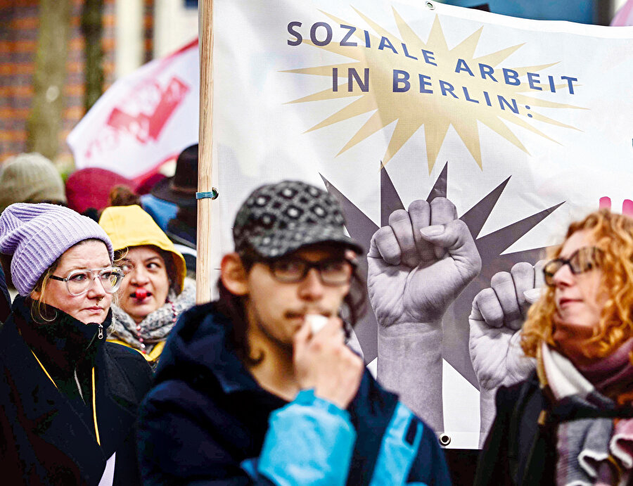 Almanya tarihte görülmemiş bir hükümet kriziyle mücadele ederken, aşırı sağın yükselişi ve ekonomik istikrarsızlık da meseleleri derinleştirdi. Artan enerji fiyatları, yüksek enflasyon ve Ukrayna’ya yapılan yardımların ekonomik maliyetleri, halkın refahında ciddi bir düşüşe yol açtı. Bu durum halkın ve siyasilerin önceliklerini iç siyasi ve ekonomik istikrarı sağlamaya yöneltebilir.